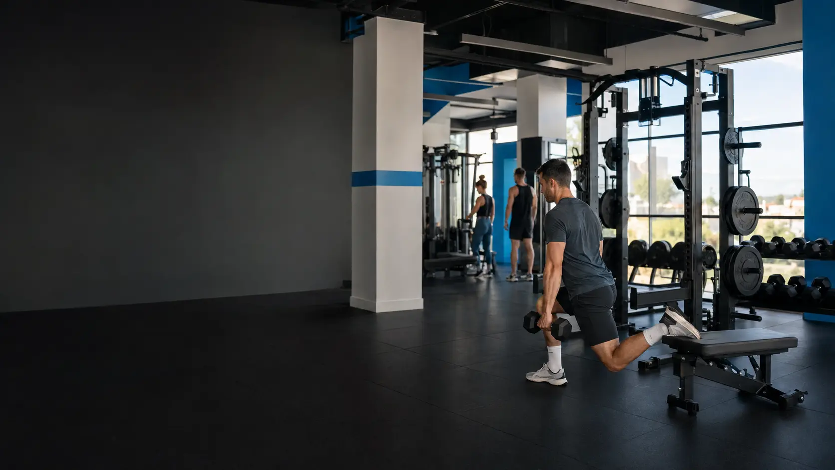 Vista conceptual de una zona de musculación con equipamiento negro y detalles azules